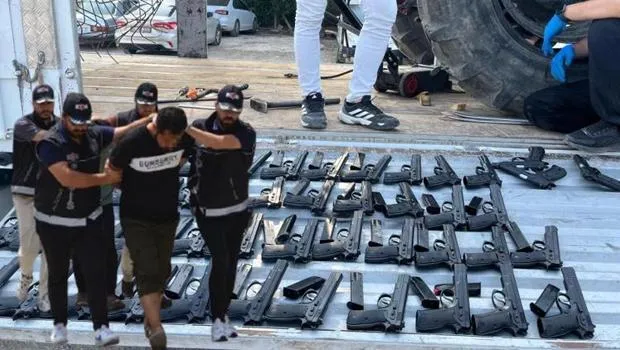Adana'da Şok Baskın! Tarım Aletlerinden Silah Fışkırdı!