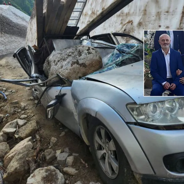 Araç hurdaya döndü... Yamaçtan kaya koptu!