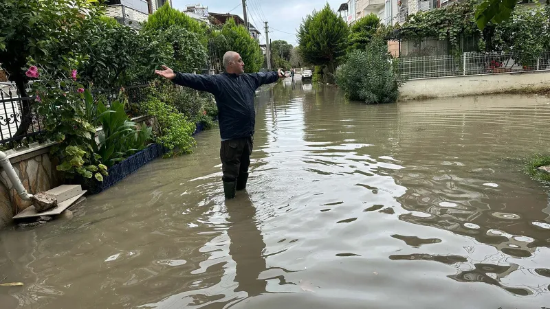 Balıkesir'de Şiddetli Yağış! Cadde ve Sokaklar Göl Oldu!