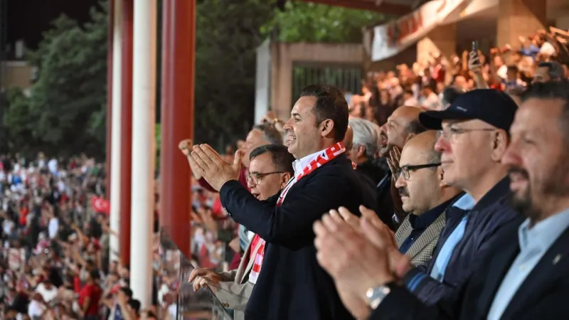 Başkan Ahmet Akın tribünde takımıyla tek yürek oldu