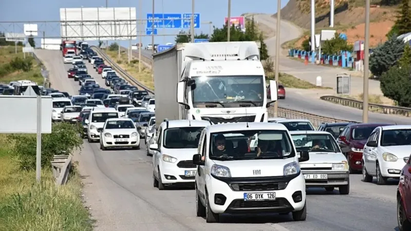 Bayram dönüş yoğunluğu başladı | Otoyollar birbirine girdi: Megakente akın akın geliyorlar
