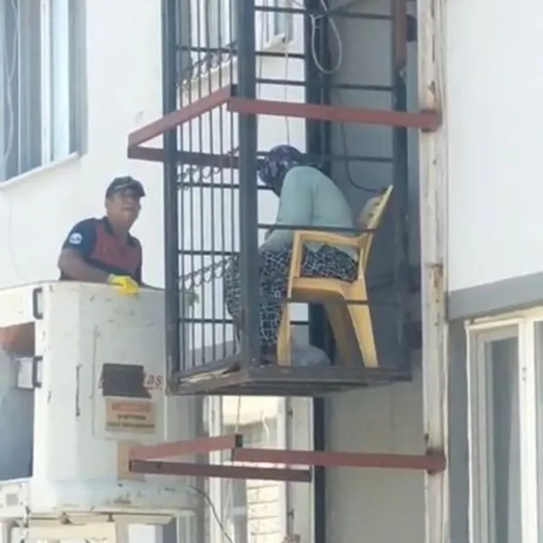 Bina dışındaki asansörde mahsur kaldı