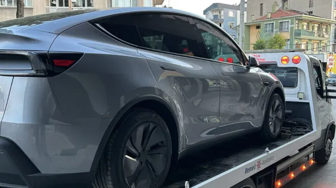 Birçok yeni Tesla Model Y sahibi, “fren sıvısı düşük seviyede” uyarısıyla karşı karşıya kalıyor