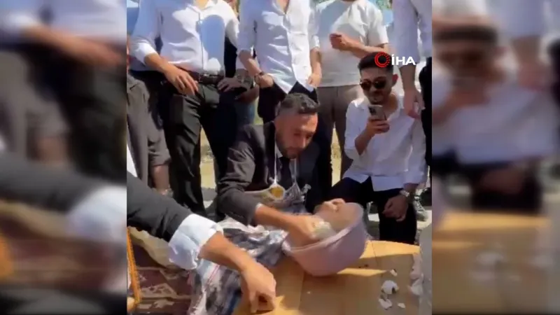 Damat Zor Anlar Yaşadı! Düğün Konvoyunda Hamur Yoğurma İşkencesi