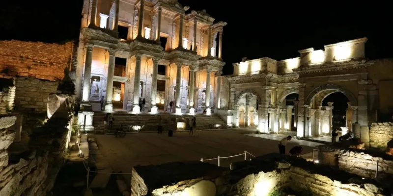 Efes Antik Kenti'nde Gece Sürprizi! Bu Manzarayı Kaçırmayın