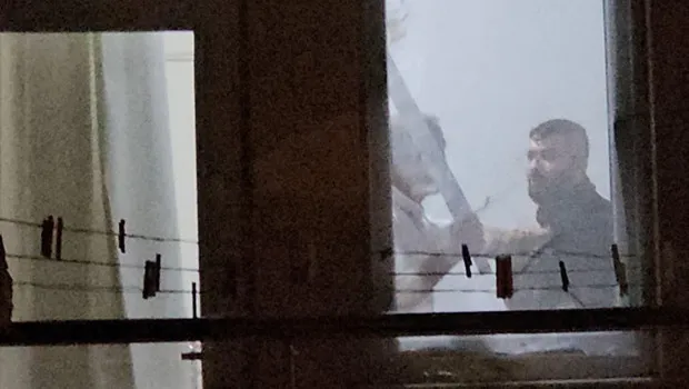 Evine çağırdığı arkadaşını kılıçla rehin aldı! Polis ekipleri, şüpheliyi balkondan girerek etkisiz hale getirdi