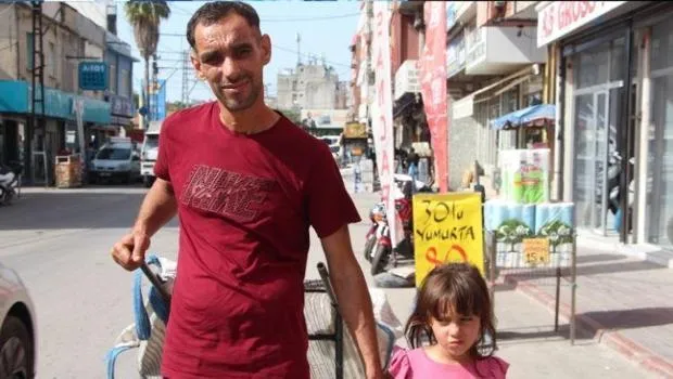 Görme engelli baba ve küçük kızının hayat mücadelesi! Kağıt toplayıcısı babaya minik kızı yol gösteriyor