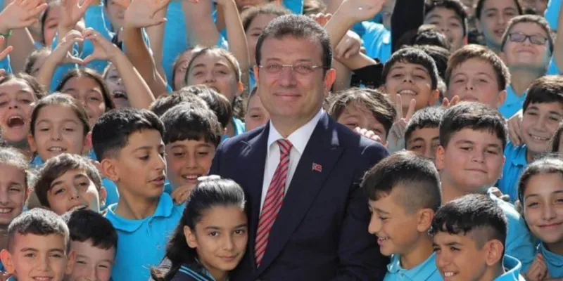 İmamoğlu'ndan Karne Sevinci! Çocuklara Özel Mesajı Herkesi Duygulandırdı