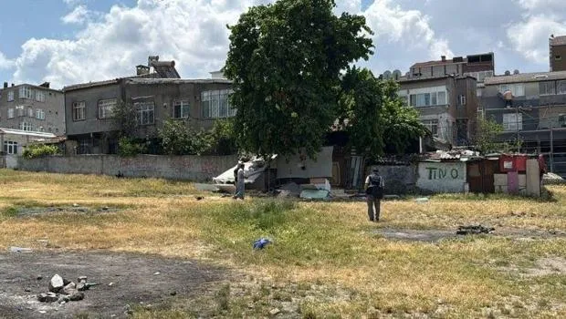 İstanbul'da boş arazide cesed bulundu, yere yığıldığı anlar kameraya böyle yansıdı