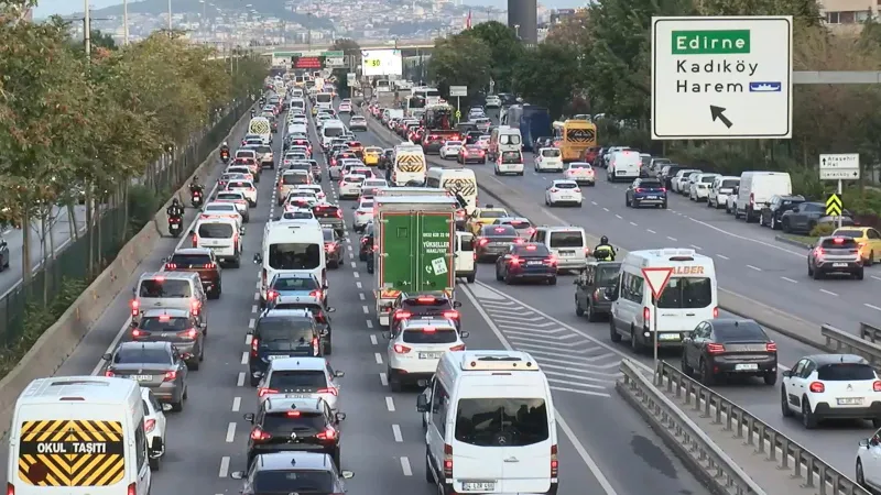 İstanbul'da sabah çilesi: Haftanın ilk iş gününde trafik yoğun