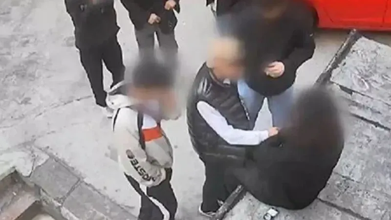 Kadıköy’de bıçakla bir gencin kolyesini gasbeden çocuk: Beni yanımdakiler teşvik etti