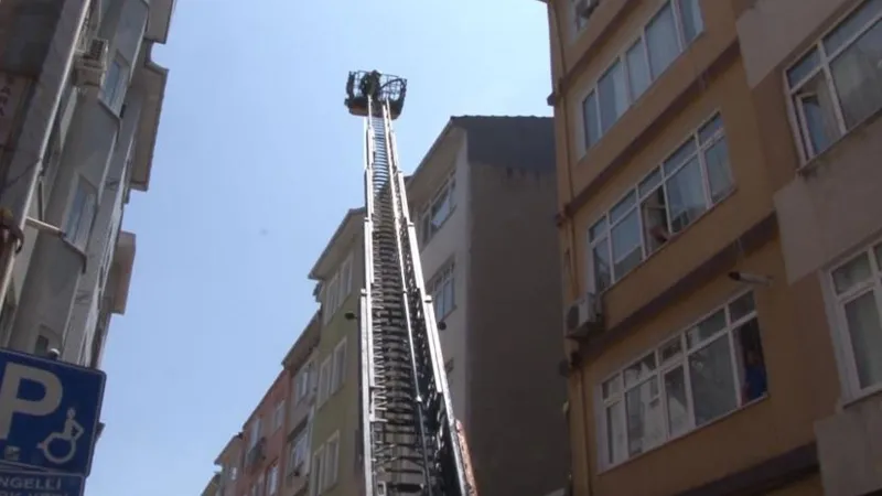 Kadıköy’de ustanın açık unuttuğu tüp, çatıda yangın çıkardı