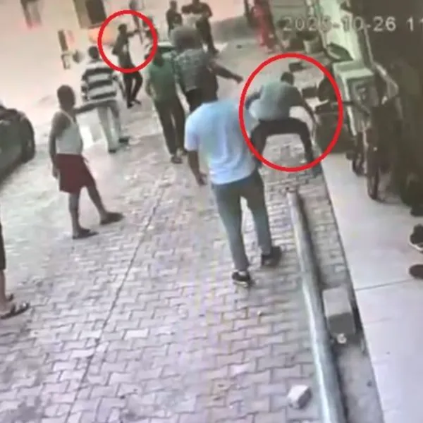 Kaldırım taşlarıyla iki grup birbirine girdi! "Pes" dedirten kavga!