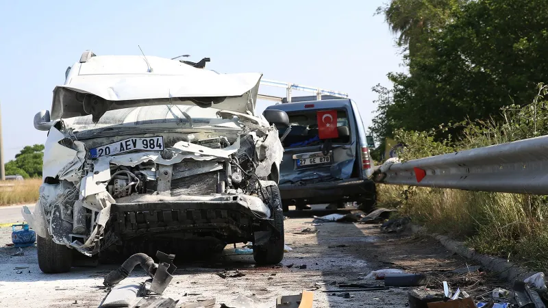 Hatay'da Kamyon Faciası! 3 Araç Pert, Ölü ve Yaralılar Var!