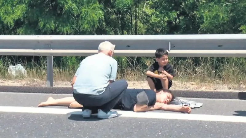 Anne Kazada Yaralandı! Küçük Çocuk Gözyaşlarına Boğuldu