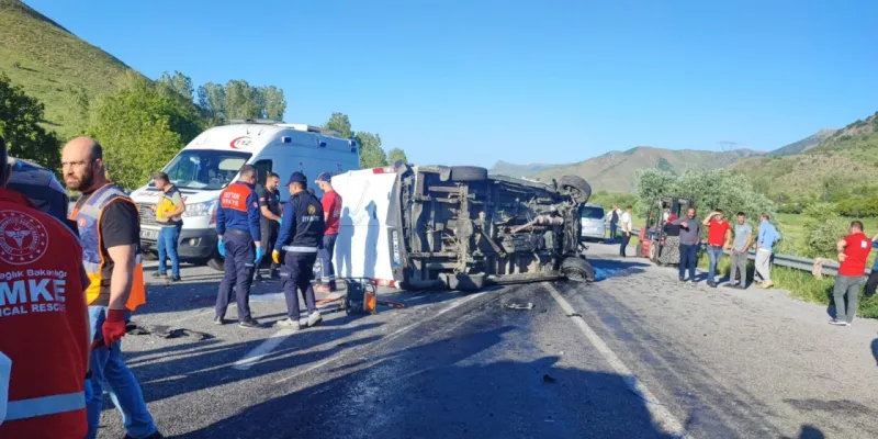 Facia: Minibüs Otomobille Çarpıştı! 2 Ölü, 1 Yaralı