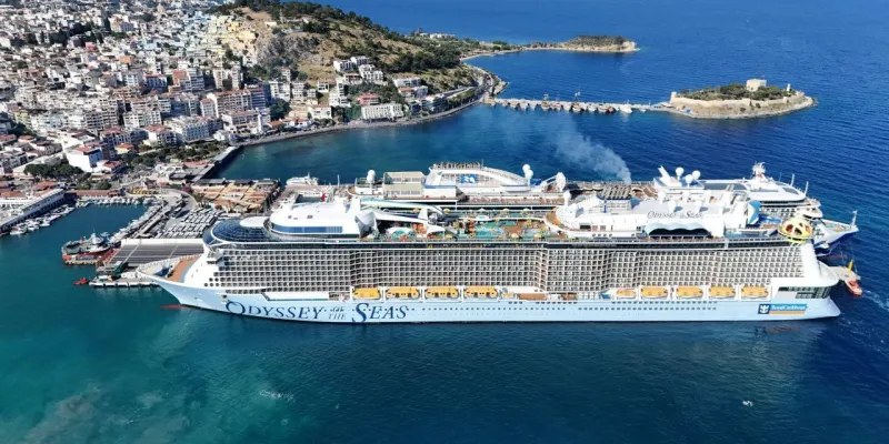 Kuşadası'nda Turizm Patlaması! 8 Bin Turist Esnafı Sevindirdi