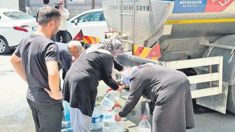 Sarıyer'de Su Çilesi! CHP'li Belediyeden Tankerle Su Dağıtımı