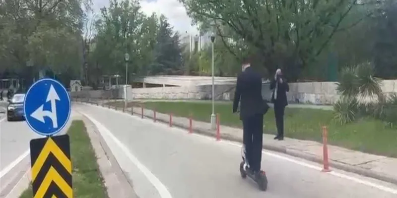 CHP'li Vekilden Şaşırtan Hareket! Meclis'e Skuterle Geldi!