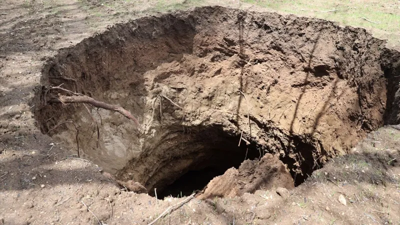 Sivas'ta Dev Obruk Paniği! Tarlada 7 Metrelik Çukur Oluştu!