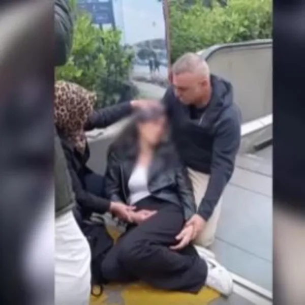 Metroda Korkunç Anlar! Reklam Panosu Kadının Üzerine Düştü