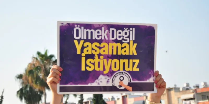 Önce eşini bıçakladı sonra ölene kadar başında bekledi