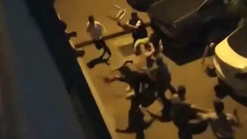 Sandalyelerle öldüresiye kavga! O anlar kamerada