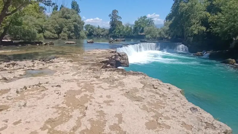 Su seviyesi düştü, kara göründü