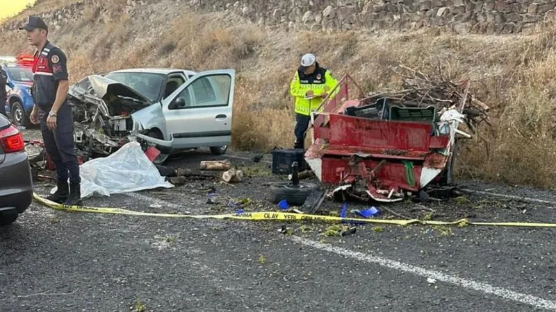 Tarım aracı ile otomobil çarpıştı: Ölü ve yaralılar var