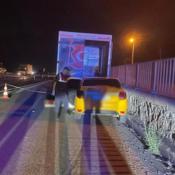 Ticari taksi, kamyonete çarptı: 1 ölü, 1 yaralı