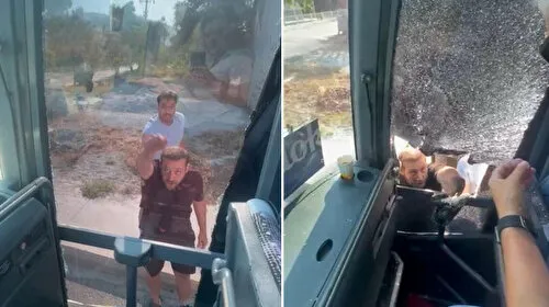 Turistlerin taşındığı otobüsün önünü kesip şoföre taşla saldırdılar