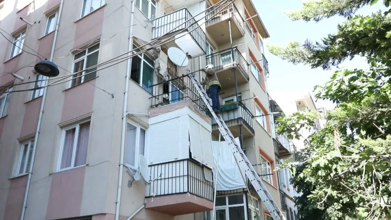 Kadıköy'de Balkon Faciası! 4. Kattan Betonlar Yağdı!