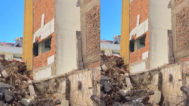 Yıkımı yapılan binadan kopan moloz parçası, duvarı kırıp başka dairenin içerisine girdi