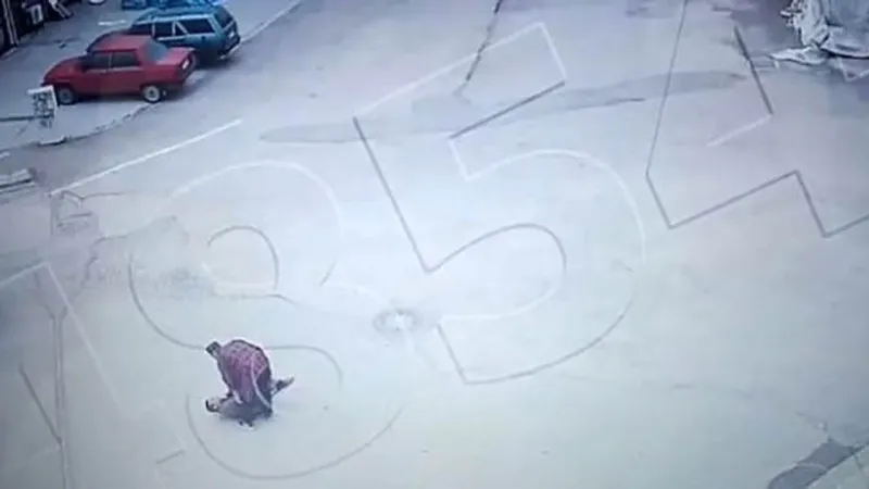 Engelliye Şiddet Kamerada! Saldırgan Serbest mi?